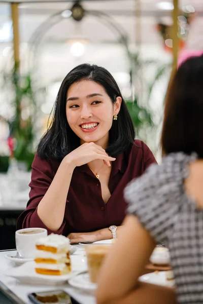 Retrato Una Hermosa Elegante Joven Coreana Asiática Sentada Elegante Café —  Fotos de Stock