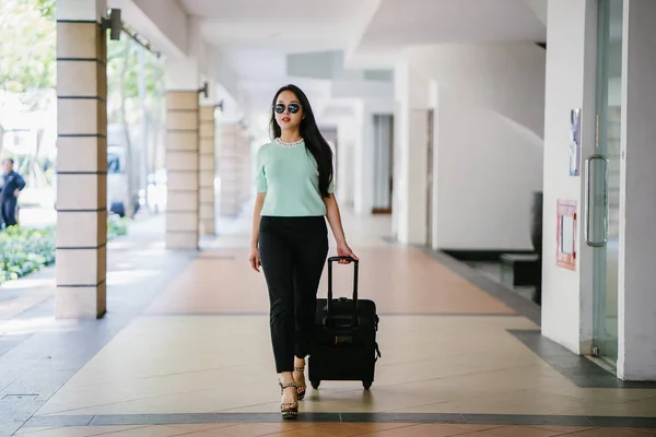 Een Jonge Aziatische Vrouw Trekt Haar Koffer Bagage Aantrekkelijk Elegant — Stockfoto