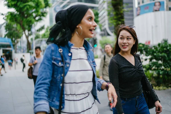 Dva Přátelé Chodí Šťastně Povídají Jasném Letním Dni Orchard Road — Stock fotografie