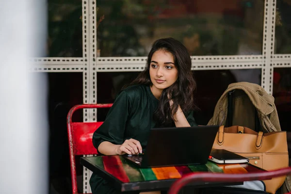 Giovane Studente Universitario Donna Asiatica Indiana Sta Studiando Lavorando Sul — Foto Stock