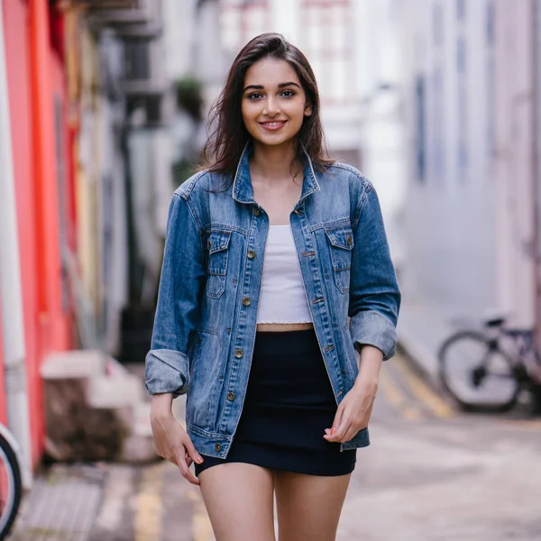 Tall Ung Och Eleganta Indiska Asiatisk Kvinna Promenader Gränd Staden — Stockfoto