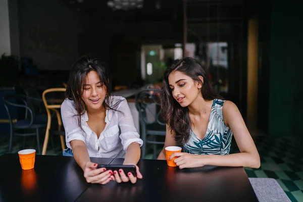 Двоє Близьких Друзів Жінки Сидять Кафе Вдень Дивляться Відео Разом — стокове фото