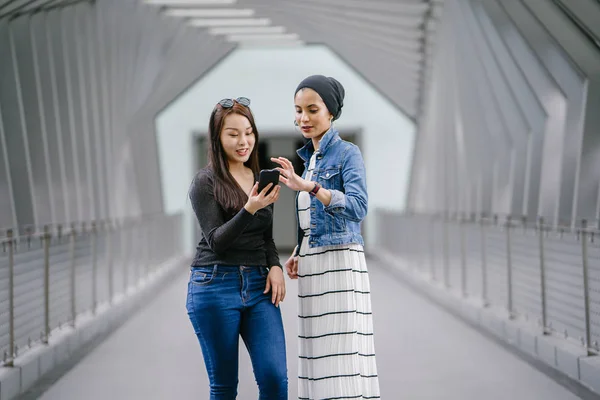 Két Különböző Etnikumú Barát Egy Hídon Napközben Egyik Maláj Muszlim — Stock Fotó