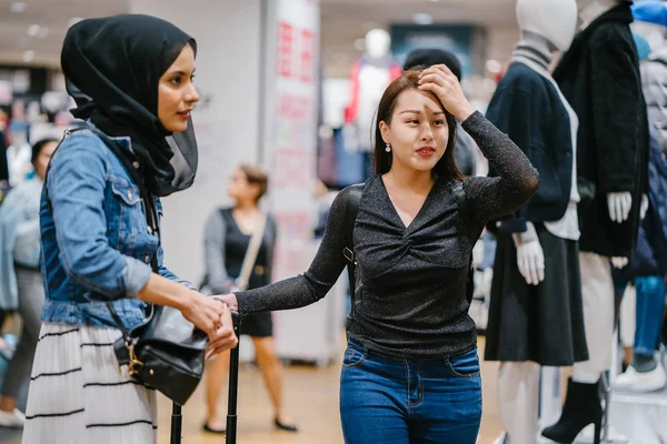 Två Kvinnliga Vänner Köpcentret Dem Kinesiska Och Annan Muslim — Stockfoto