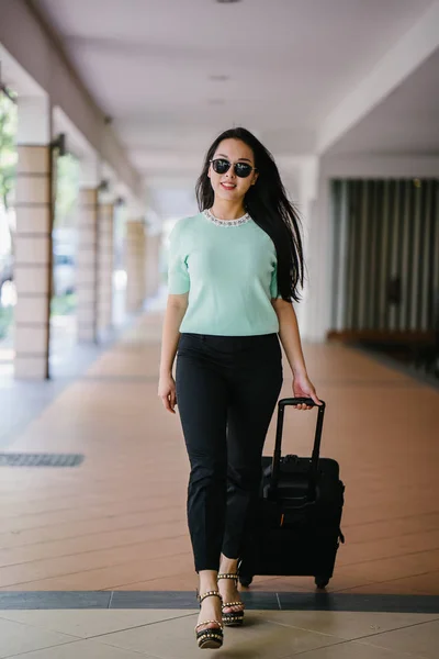 Een Jonge Aziatische Vrouw Trekt Haar Koffer Bagage Aantrekkelijk Elegant — Stockfoto