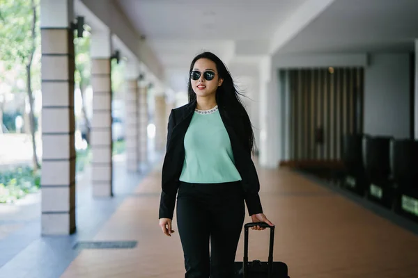 Young Asian Woman Pulling Her Suitcase Luggage She Attractive Elegant — Stock Photo, Image