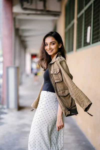 Retrato Uma Mulher Asiática Indiana Alta Bonita Magra Elegante Andando — Fotografia de Stock