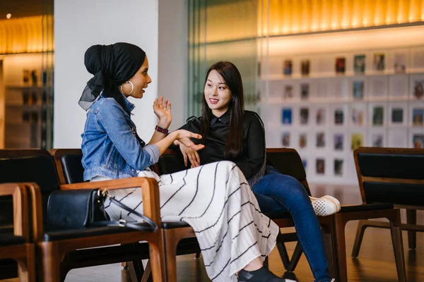 İki bayan arkadaş bankta oturup sohbet ediyorlar. Biri Çinli, diğeri Müslüman.