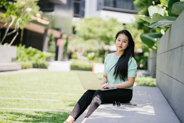 Genç ve çekici bir Asyalı kadın öğrenci oturur ve gün boyunca bir üniversite kampüsünde onu dizüstü bilgisayar üzerinde çalışır. O, o çalışırken gelişigüzel giyinmiş. 