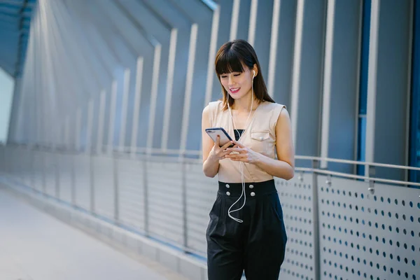 Chinese Woman Listening Music Her Headphones — Stock Photo, Image