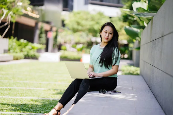 Genç ve çekici bir Asyalı kadın öğrenci oturur ve gün boyunca bir üniversite kampüsünde onu dizüstü bilgisayar üzerinde çalışır. O gelişigüzel giyinmiş ve o çalışmalar gibi güneş gözlüğü bir çift var. 
