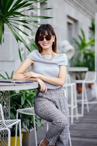 Retrato Una Mujer Asiática China Mediana Edad Segura Elegante Atractiva —  Fotos de Stock