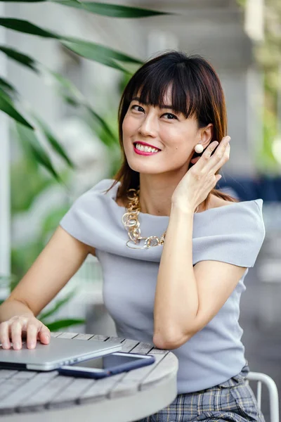 Retrato Una Mujer Asiática China Mediana Edad Segura Elegante Atractiva — Foto de Stock