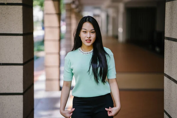 一个年轻的 性感的 迷人的亚洲女人在白天的肖像 她穿着薄荷绿毛衣 — 图库照片