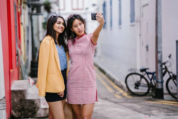 Par Chicas Asiáticas Jóvenes Tomar Una Selfie Juntos Callejón Durante — Foto de Stock