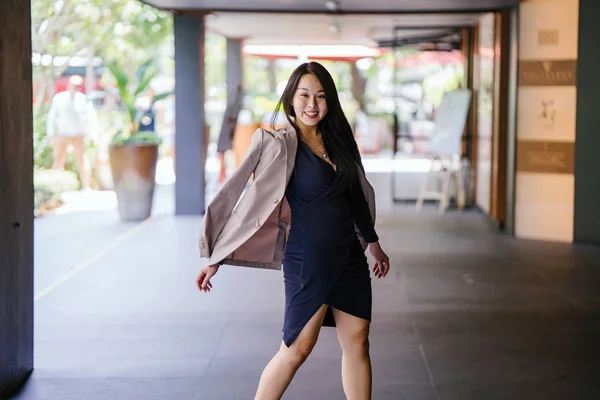 Retrato Uma Mulher Asiática Confiante Jovem Bonita Confiante — Fotografia de Stock