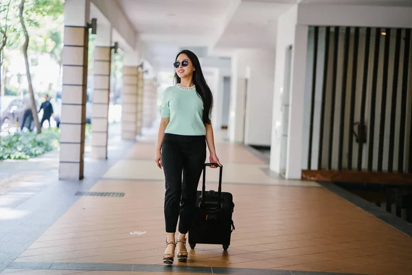 Genç Bir Asyalı Kadın Bavulunu Çekiyor Çekici Zarif Şık Giyinmiş — Stok fotoğraf