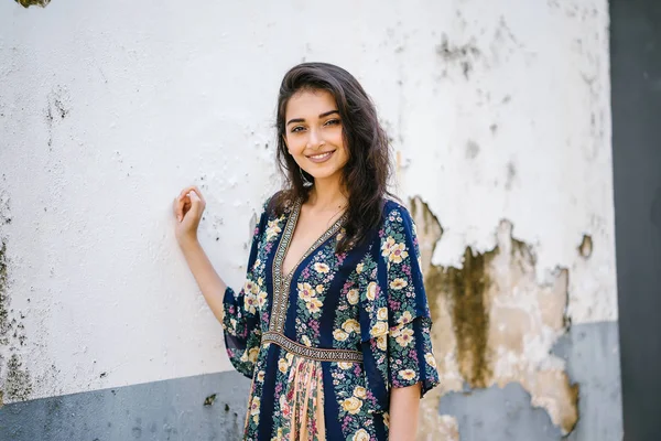 Retrato Una Mujer Asiática India Alta Joven Elegante Hermosa Vestido —  Fotos de Stock