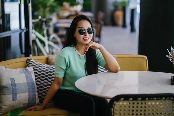 Retrato Una Joven Atractiva Mujer Asiática China Descansando Relajándose Café —  Fotos de Stock