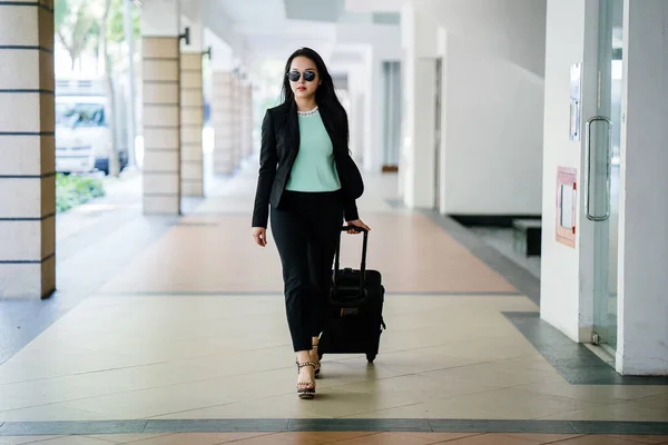 Een Jonge Aziatische Vrouw Trekt Haar Koffer Bagage Aantrekkelijk Elegant — Stockfoto