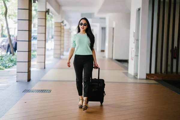 Young Asian Woman Pulling Her Suitcase Luggage She Attractive Elegant — Stock Photo, Image