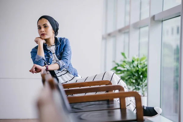 Jonge Elegante Aantrekkelijke Maleise Moslimvrouw Die Overdag Jurk Spijkerjasje Draagt — Stockfoto