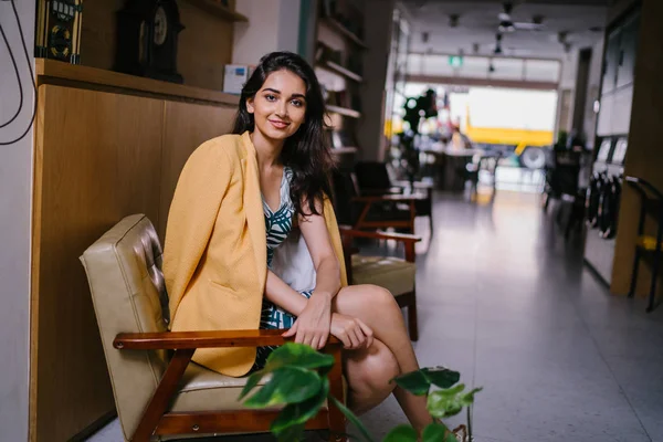 年轻的印度亚洲女性 穿着复古服装 她穿着一件黄色的夹克 披着一件舒适的夏装 — 图库照片