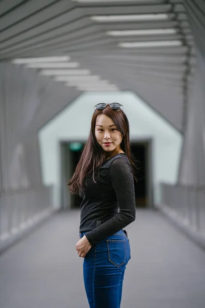 Retrato Una Joven Asiática China Que Plantea —  Fotos de Stock