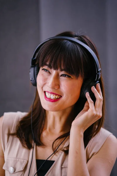 Retrato Una Mujer China Mediana Edad Fotogénica Escuchando Música Sus —  Fotos de Stock