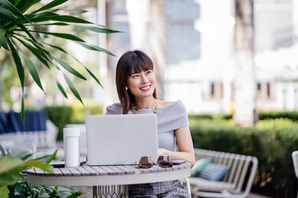 Retrato Una Atractiva Segura Exitosa Mujer Asiática China Usando Portátil — Foto de Stock