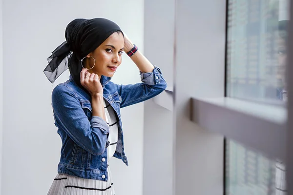 Ung Elegant Och Attraktiv Malajisk Muslimsk Kvinna Dagen — Stockfoto