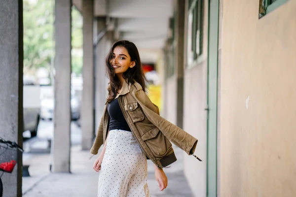 Retrato Una Mujer Asiática India Alta Hermosa Delgada Elegante Caminando —  Fotos de Stock