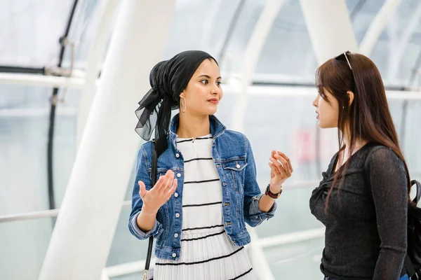 Farklı etnik kökenlere sahip iki arkadaş gün boyunca bir köprüde yan yana dururlar. Biri Malezyalı Müslüman bir kadın, diğeri de Çinli bir Asyalı. İkisi de genç, enerjik ve çekici..