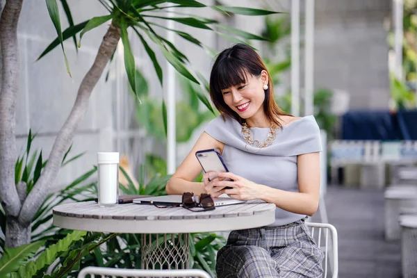 Retrato Una Atractiva Segura Exitosa Mujer Asiática China Ella Sostiene — Foto de Stock