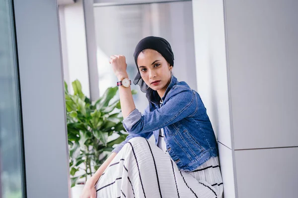 Genç, zarif ve çekici Malezyalı Müslüman kadın gün boyunca elbise ve kot ceket giyiyor..