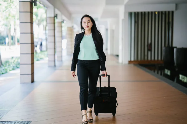 Een Jonge Aziatische Vrouw Trekt Haar Koffer Bagage Aantrekkelijk Elegant — Stockfoto