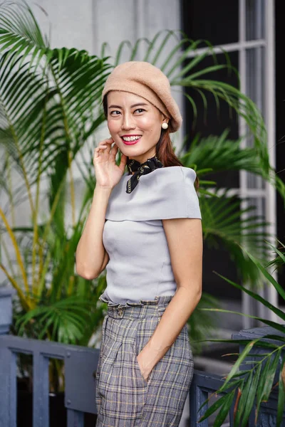 Retrato Una Mujer Asiática Mediana Edad Moda Elegante Hermosa Día — Foto de Stock