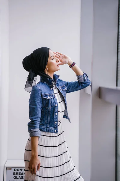Молодая Элегантная Привлекательная Малайская Мусульманка Платье Джинсовой Куртке Течение Дня — стоковое фото
