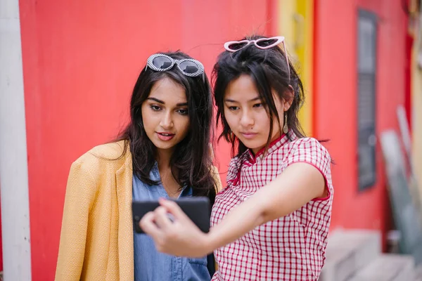 Coppia Giovani Ragazze Asiatiche Prendere Selfie Insieme Vicolo Durante Giorno — Foto Stock