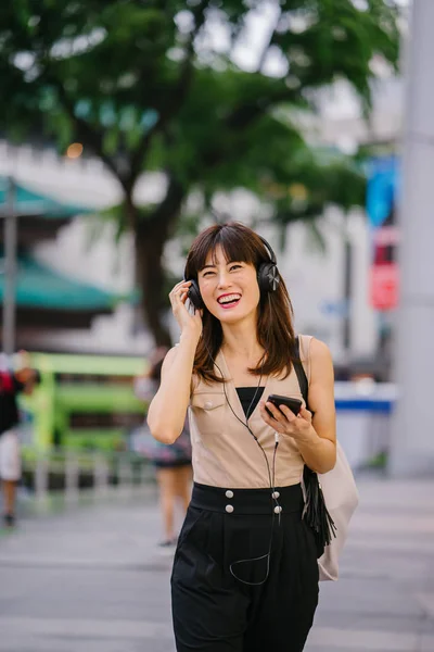 Портрет Китайской Женщины Средних Лет Слушающей Музыку Наушниках — стоковое фото