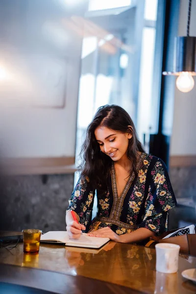 Jovem Indiana Mulher Asiática Senta Café Está Escrevendo Seu Caderno — Fotografia de Stock