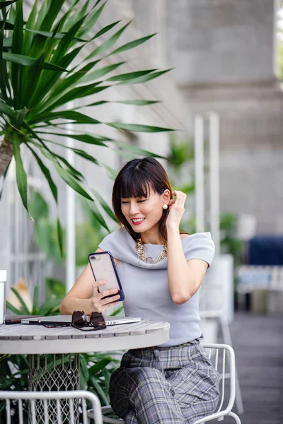 Retrato Una Atractiva Segura Exitosa Mujer Asiática China Ella Sostiene — Foto de Stock