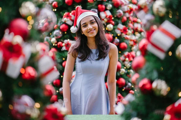 Slavnostní Vánoční Portrét Mladé Krásné Šťastné Indické Asijské Ženy Usmívala — Stock fotografie