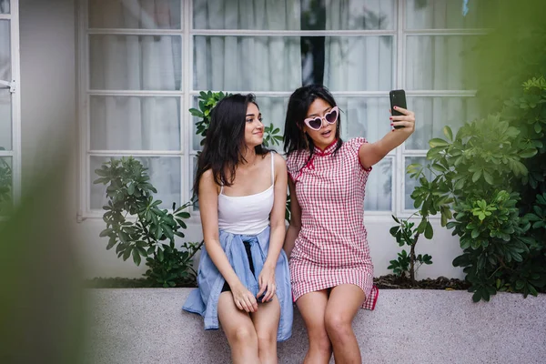 Para Młodych Azjatyckich Dziewcząt Podejmuje Selfie Razem Ulicy Ciągu Dnia — Zdjęcie stockowe