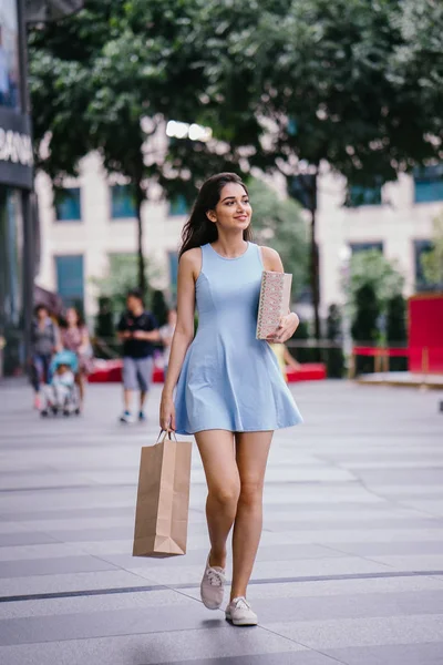 Unga Trendiga Och Glad Ung Indisk Asiatisk Kvinna Blå Klänning — Stockfoto