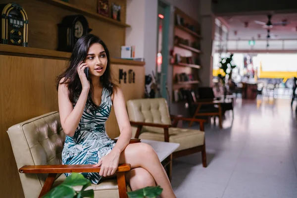 Una Joven Hermosa Mujer Asiática India Está Hablando Teléfono Inteligente —  Fotos de Stock