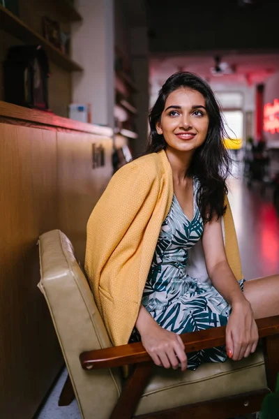 Vakker Ung Stilig Indisk Asiatisk Kvinne Som Tekster Smarttelefonen Sin – stockfoto