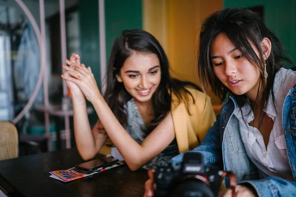 Dois Amigos Próximos Mulheres Sentam Café Durante Dia Assistem Fotos — Fotografia de Stock