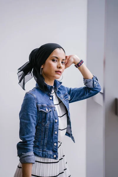 Jovem Elegante Atraente Mulher Muçulmana Malaia Vestindo Vestido Jaqueta Jeans — Fotografia de Stock