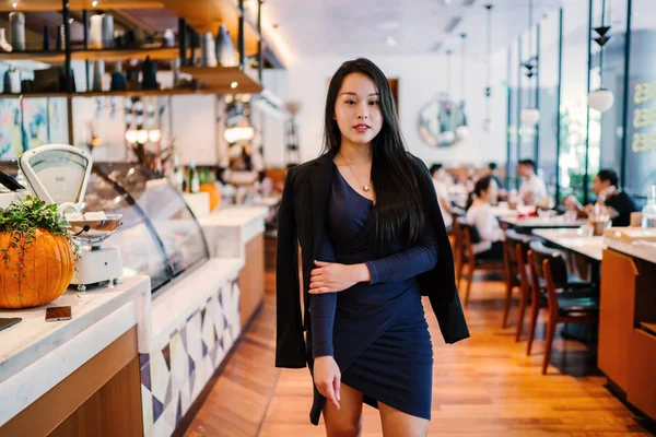 Kendinden emin, genç, güzel ve kendinden emin Asyalı bir kadının portresi.